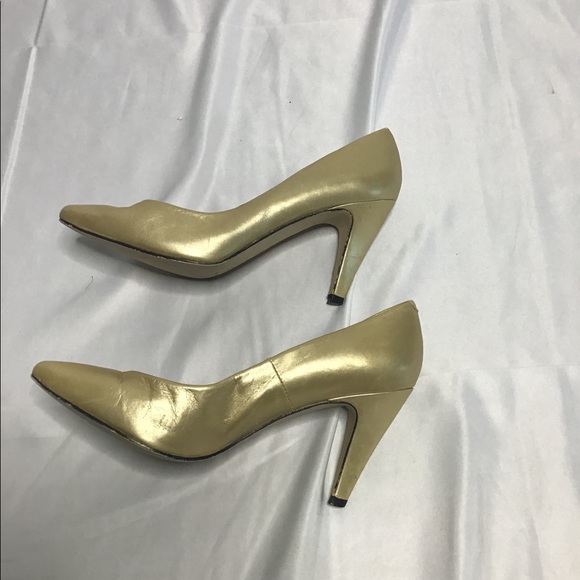 🚨Genuine leather gold pointed toe kitten heel 5.5 - Picture 3 of 5